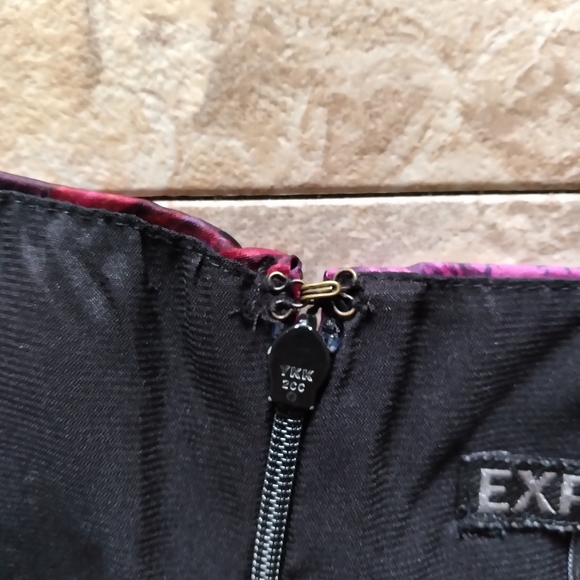 Express Abstract print Floral Feather Peplum Sleeveless top, size Medium - Picture 4 of 9